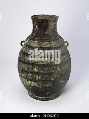 Vaso di vino (Hu), dinastia Zhou orientale, periodo di guerra Stati (475-221 a.C.), c. V secolo a.C. Foto Stock