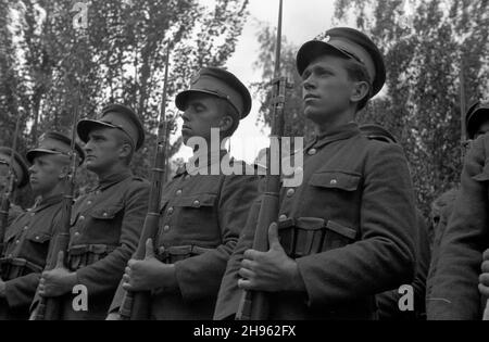 Warszawa, 1947-08-01. Obchody trzeciej rocznicy wybuchu Powstania Warszawskiego. NZ. ¿o³nierze bior¹cy udzia³ w uroczystoœciach na Cmentarzu Wojskowym na Pow¹zkach. wb/gr PAP Varsavia, 1 agosto 1947. Il 3° anniversario della rivolta di Varsavia. Nella foto: Soldati che partecipano alla cerimonia presso il cimitero militare di Powazki. wb/gr PAP Foto Stock