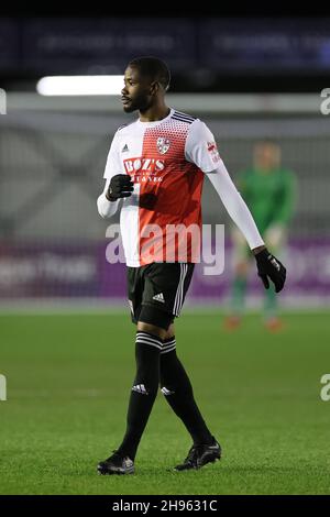 SOLIHULL, INGHILTERRA. 4 DICEMBRE 2021. Solomon Nwabuokei del Woking FC durante la partita della Vanarama National League tra Solihull Moors e il Woking FC all'Armco Stadium di Solihull sabato 4 dicembre 2021. (Credit: James Holyoak/Alamy Live News) Foto Stock