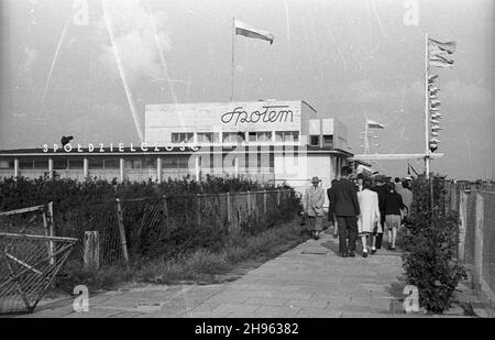 Gdynia, 1947-08. Miêdzynarodowe Targi Gdañskie w dniach 2-10 sierpnia. Gdyñska czêœæ ekspozycji. Pawilon Spo³em. wb/gr PAP Dok³adny dzieñ wydarzenia nieustalony. Gdynia, 1947 agosto. Fiera internazionale di Gdansk, dal 2 al 10 agosto. Parte Gdynia del display. Nella foto: Padiglione Spolem. wb/gr PAP Foto Stock