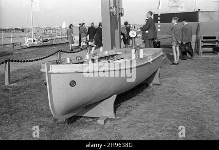 Gdynia, 1947-08. Miêdzynarodowe Targi Gdañskie w dniach 2-10 sierpnia. Gdyñska czêœæ ekspozycji. NZ. Szalupa ratunkowa. wb/gr PAP Dok³adny dzieñ wydarzenia nieustalony. Gdynia, 1947 agosto. Fiera internazionale di Gdansk, dal 2 al 10 agosto. Parte Gdynia del display. Nella foto: Una scialuppa di salvataggio. wb/gr PAP Foto Stock