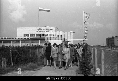 Gdynia, 1947-08. Miêdzynarodowe Targi Gdañskie w dniach 2-10 sierpnia. Gdyñska czêœæ ekspozycji. Pawilon Spo³em. wb/gr PAP Dok³adny dzieñ wydarzenia nieustalony. Gdynia, 1947 agosto. Fiera internazionale di Gdansk, dal 2 al 10 agosto. Parte Gdynia del display. Nella foto: Padiglione Spolem. wb/gr PAP Foto Stock