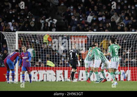 Barcellona, Spagna. 4 dicembre 2021. Barcellona, Spagna, 4 dicembre 2021: I giocatori di Betis celebrano il traguardo durante la partita LaLiga Santander tra Barcellona e Betis allo stadio Camp Nou di Barcellona, Spagna. Rafa Huerta/SPP Credit: SPP Sport Press Photo. /Alamy Live News Foto Stock