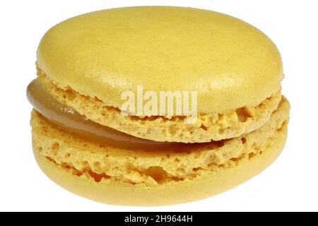 macaron con aroma di limone isolato su sfondo bianco Foto Stock