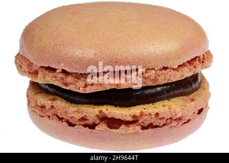 macaron con sapore di lampone isolato su sfondo bianco Foto Stock