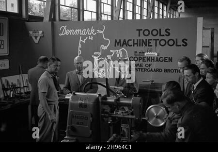 Gdynia, 1947-08. Miêdzynarodowe Targi Gdañskie w dniach 2-10 sierpnia. Gdyñska czêœæ ekspozycji. Stoisko duñskiej machinetools firmy. wb/gr PAP Dok³adny dzieñ wydarzenia nieustalony. Gdynia, 1947 agosto. Fiera internazionale di Gdansk, dal 2 al 10 agosto. Parte Gdynia del display. Nella foto: Stand della società danese di machinetools. wb/gr pap Foto Stock