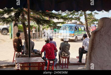 Ranohira, Madagascar - 05 maggio 2019: Gruppo di malgasci locali seduti di fronte al negozio il giorno di sole, solo guardando la strada e chiacchierando, vedere fr Foto Stock