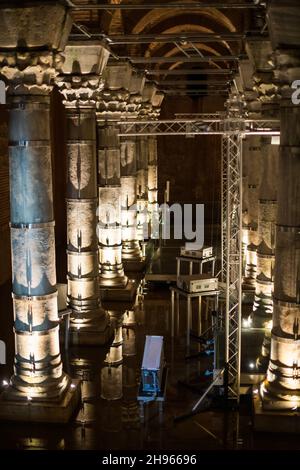 Serefiye Cistern (Teodosio Cistern), una delle tante antiche cisterne di Costantinopoli che si trovano sotto la città di Istanbul, in Turchia. Foto Stock