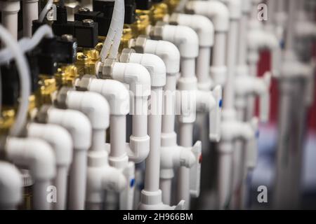 Immagine di vari tubi e raccordi in PVC. Foto Stock