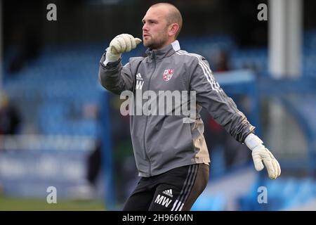 SOLIHULL, INGHILTERRA. 4 DICEMBRE 2021. Matthew Winter Woking FCÕs allenatore di portiere nel warm up prima della partita della Vanarama National League tra Solihull Moors e Woking FC all'Armco Stadium, Solihull sabato 4 dicembre 2021. (Credit: James Holyoak/Alamy Live News) Foto Stock