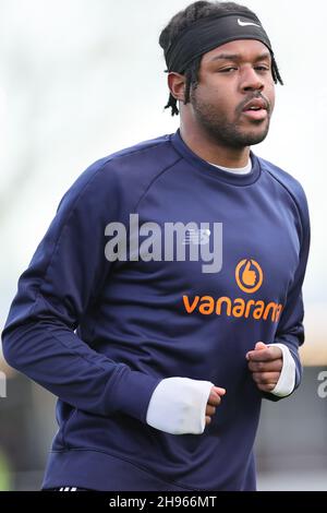 SOLIHULL, INGHILTERRA. 4 DICEMBRE 2021. Jermaine Anderson del Woking FC si scalda davanti alla partita della Vanarama National League tra Solihull Moors e Woking FC all'Armco Stadium di Solihull sabato 4 dicembre 2021. (Credit: James Holyoak/Alamy Live News) Foto Stock