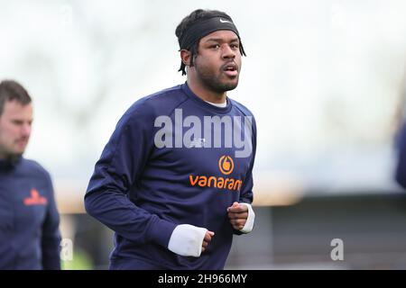 SOLIHULL, INGHILTERRA. 4 DICEMBRE 2021. Jermaine Anderson del Woking FC si scalda davanti alla partita della Vanarama National League tra Solihull Moors e Woking FC all'Armco Stadium di Solihull sabato 4 dicembre 2021. (Credit: James Holyoak/Alamy Live News) Foto Stock