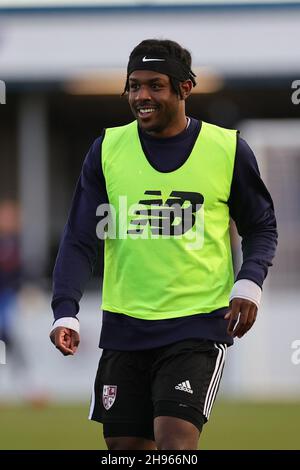 SOLIHULL, INGHILTERRA. 4 DICEMBRE 2021. Jermaine Anderson del Woking FC si scalda davanti alla partita della Vanarama National League tra Solihull Moors e Woking FC all'Armco Stadium di Solihull sabato 4 dicembre 2021. (Credit: James Holyoak/Alamy Live News) Foto Stock