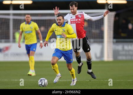 SOLIHULL, INGHILTERRA. 4 DICEMBRE 2021. Jamey Osborne di Solihull Moors corre con la palla durante la partita della Vanarama National League tra Solihull Moors e Woking FC all'Armco Stadium, Solihull sabato 4 dicembre 2021. (Credit: James Holyoak/Alamy Live News) Foto Stock