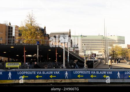 Parcheggio per biciclette e rampa pedonale fuori dalla stazione centrale di Groningen, Paesi Bassi. Foto Stock
