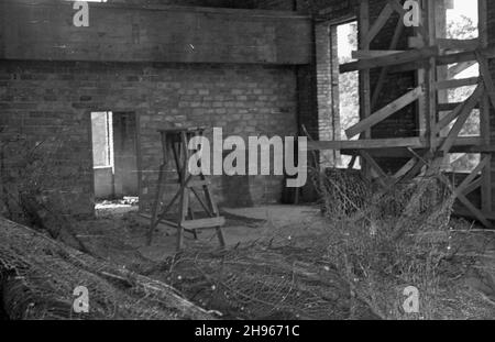 Warszawa, 1947-08. Odbudowa stolicy. NZ. niewykoñczone wnêtrze budynku. Dok³adny dzieñ wydarzenia nieustalony. bk/ak PAP Varsavia, 1947 agosto. Ricostruzione di Varsavia. Nella foto: Lavori di finitura all'interno dell'edificio. bk/ak PAP Foto Stock