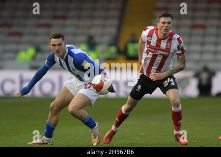 LINCOLN, GBR. 4 DICEMBRE Luke Molyneux dell'Hartlepool United e Freddie Draper della Lincoln City durante la partita di fa Cup tra Lincoln City e Hartlepool si sono Uniti al Gelder Group Sencil Bank Stadium di Lincoln sabato 4 dicembre 2021. (Credit: Scott Llewellyn | MI News) Credit: MI News & Sport /Alamy Live News Foto Stock