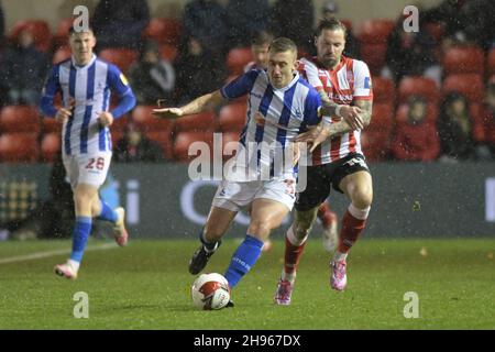 LINCOLN, GBR. 4 DICEMBRE Hartlepool United David Ferguson & Lincoln City's Hakeb Adelakun durante la partita di fa Cup tra Lincoln City e Hartlepool Uniti al Gelder Group Sencil Bank Stadium di Lincoln sabato 4 dicembre 2021. (Credit: Scott Llewellyn | MI News) Credit: MI News & Sport /Alamy Live News Foto Stock