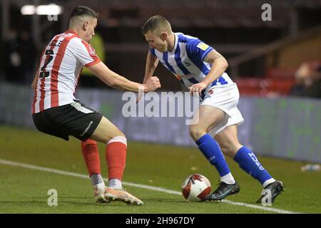 LINCOLN, GBR. 4 DICEMBRE David Ferguson di Hartlepool United sembra battere la Regan Poole di Lincoln City durante la partita di fa Cup tra Lincoln City e Hartlepool United al Gelder Group Sencil Bank Stadium di Lincoln sabato 4 dicembre 2021. (Credit: Scott Llewellyn | MI News) Credit: MI News & Sport /Alamy Live News Foto Stock