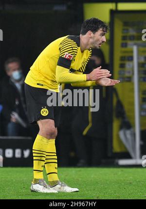 Dortmund, Germania. 4 dicembre 2021. Calcio, Bundesliga, Borussia Dortmund - FC Bayern München, Matchday 14 al Signal Iduna Park. I Mats Hummels di Dortmund incoraggiano i suoi compagni di squadra. NOTA IMPORTANTE: In conformità con le norme della DFL Deutsche Fußball Liga e della DFB Deutscher Fußball-Bund, è vietato utilizzare o utilizzare fotografie scattate nello stadio e/o della partita sotto forma di immagini di sequenza e/o di serie fotografiche video-simili. Credit: Bernd Thissen/dpa/Alamy Live News Foto Stock