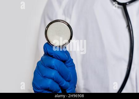 Un medico con stetoscopio. Medico femminile con uno stetoscopio nelle mani. Medico che usa stetoscopio in ospedale Foto Stock