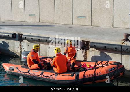 Marsiglia, Francia. 13 ottobre 2021. Tre vigili del fuoco al mare sono visti sulla loro barca a risposta rapida in attrezzatura subacquea.la convenzione nazionale dei vigili del fuoco francesi si tiene a Marsiglia. Roxana Maracineanu, ministro delegato allo sport e giovani partecipa all'inaugurazione. L'obiettivo è sia rendere omaggio ai vigili del fuoco che sono morti nell'esercizio della loro funzione, sia presentare il know-how in tutti i campi dei diversi organi della sicurezza civile francese. (Credit Image: © Laurent Coust/SOPA Images via ZUMA Press Wire) Foto Stock