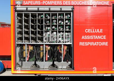 Marsiglia, Francia. 13 ottobre 2021. Vista del camion che trasporta le attrezzature di soccorso respiratorio di emergenza alla scena delle operazioni di soccorso. La convenzione nazionale dei vigili del fuoco francesi si svolge a Marsiglia. Roxana Maracineanu, ministro delegato allo sport e giovani partecipa all'inaugurazione. L'obiettivo è sia rendere omaggio ai vigili del fuoco che sono morti nell'esercizio della loro funzione, sia presentare il know-how in tutti i campi dei diversi organi della sicurezza civile francese. (Credit Image: © Laurent Coust/SOPA Images via ZUMA Press Wire) Foto Stock