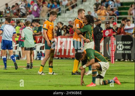 Australia (in oro) e Sud Africa i giocatori si abbracciano al fischio finale della finale Mens Cup durante il Dubai Rugby Sevens Day 2 al Sevens Stadium di Dubai, UAE, il 4 dicembre 2021. Foto di Grant Winter. Solo per uso editoriale, licenza richiesta per uso commerciale. Nessun utilizzo nelle scommesse, nei giochi o nelle pubblicazioni di un singolo club/campionato/giocatore. Credit: UK Sports Pics Ltd/Alamy Live News Foto Stock