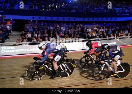 Tom Derache in Francia. Nicholas Paul di Trinidad e Tobago e Jordan Castle della Nuova Zelanda durante il quarto round della UCI Track Champions League 2021 al Lee Valley VeloPark di Londra. Data foto: Sabato 4 dicembre 2021. Foto Stock