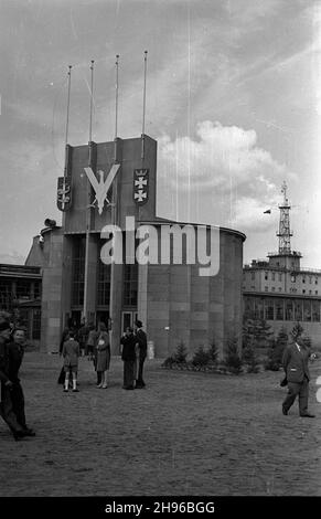 Gdynia, 1947-08-02. Otwarcie gdyñskiej czêœci ekspozycji Miêdzynarodowych Targów Gdañskich. budynek z wejœciem na wystawê. wb/gr PAP Gdynia, 2 agosto 1947. L'apertura della parte Gdynia della Fiera Internazionale di Danzica. Nella foto: L'edificio in cui si svolge la Fiera e l'ingresso alla mostra. wb/gr PAP Foto Stock