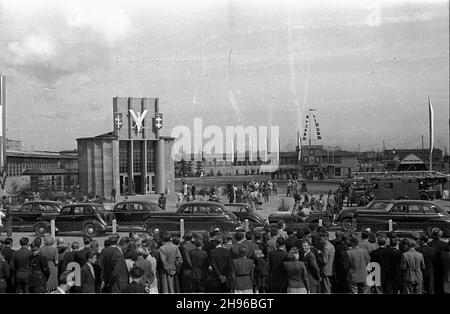 Gdynia, 1947-08-02. Otwarcie gdyñskiej czêœci ekspozycji Miêdzynarodowych Targów Gdañskich. NZ. Przyjazd delegacji rz¹dowej i zaprotzonych goœci na plac Koœciuszki, z lewej budynek z wejœciem na wystawê, w g³êbi z prawej pawilon ¿eglarski. wb/gr PAP Gdynia, 2 agosto 1947. L'apertura della parte Gdynia della Fiera Internazionale di Danzica. Nella foto: I delegati governativi visitano e gli ospiti invitati in Piazza Kosciuszki, a sinistra l'ingresso della mostra, a destra un display a vela (sfondo). wb/gr PAP Foto Stock