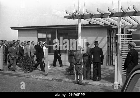 Gdynia, 1947-08-02. Otwarcie gdyñskiej czêœci ekspozycji Miêdzynarodowych Targów Gdañskich. Delegacja rz¹dowo-diplomatyczna zwiedza wystawê. NZ. m.in. marsza³ek Micha³ Rola-¯ymierski (w bia³ym mundurze). wb/gr PAP Gdynia, 2 agosto 1947. Funzionari governativi e diplomatici all'apertura della parte Gdynia della Fiera Internazionale di Danzica. Foto: Maresciallo di Polonia Michal Rola-Zymierski (in bianco). wb/gr PAP Foto Stock