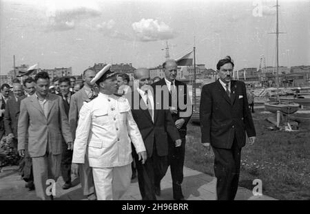 Gdynia, 1947-08-02. Otwarcie gdyñskiej czêœci ekspozycji Miêdzynarodowych Targów Gdañskich. Delegacja rz¹dowo-diplomatyczna zwiedza wystawê. NZ. w pierwszym rzêdzie m.in. WicePremier W³adys³aw Gomu³ka (3P), Marsza³ek Micha³ Rola-¯ymierski (4P). wb/gr PAP Gdynia, 2 agosto 1947. Funzionari governativi e diplomatici all'apertura della parte Gdynia della Fiera Internazionale di Danzica. Nella foto di fronte: Vice PM Wladyslaw Gomulka (3° da destra), Maresciallo di Polonia Michal Rola-Zymierski (4° da destra). wb/gr PAP Foto Stock