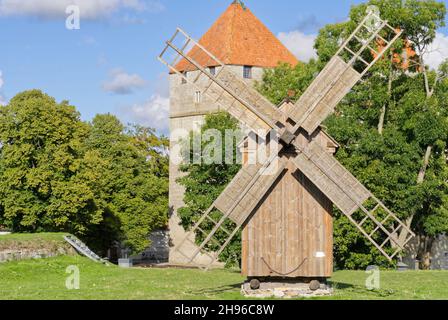 mulino vicino al Castello di Saaremaa in Estonia. Foto Stock