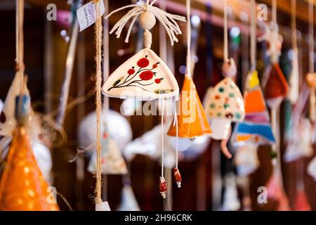 Artigianato fatto a mano in negozio al mercato di Natale di Bucarest Foto Stock