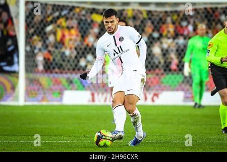 Lens, Francia, Francia. 4 Dic 2021. Leandro PAREDES del PSG durante la partita Ligue 1 tra RC Lens e Paris Saint-Germain (PSG) allo stadio Bollaert-Delelis il 04 dicembre 2021 a Lens, Francia. (Credit Image: © Matthieu Mirville/ZUMA Press Wire) Foto Stock