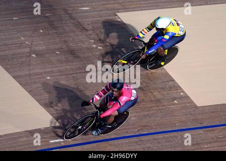 Nicholas Paul di Trinidad e Tobago (a sinistra) sulla strada per vincere il primo round di Men's Sprint 4 durante il quarto round della UCI Track Champions League 2021 al Lee Valley VeloPark, Londra. Data foto: Sabato 4 dicembre 2021. Foto Stock