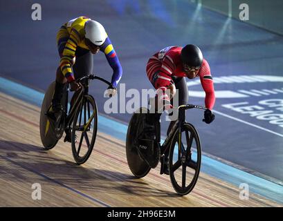 Nicholas Paul di Trinidad e Tobago (a destra) sulla sua strada per vincere il primo round di Sprint maschile di calore 4 durante il quarto round della UCI Track Champions League 2021 al Lee Valley VeloPark, Londra. Data foto: Sabato 4 dicembre 2021. Foto Stock