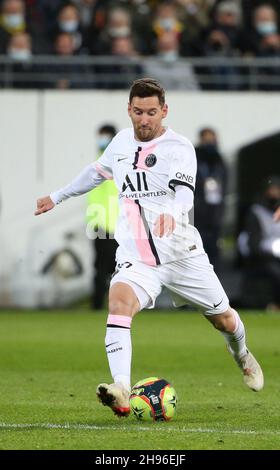 Lionel messi del PSG durante il campionato francese Ligue 1 partita di calcio tra RC Lens e Parigi Saint-Germain il 4 dicembre 2021 allo stadio Bollaert-Delelis di Lens, Francia - Foto Jean Catuffe / DPPI Foto Stock