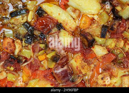 Giouvessi - manzo greco e stufato di orzo. Cucina balcanica. Foto Stock