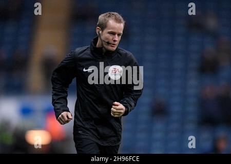 Blackburn, Regno Unito. 4 dicembre 2021. L'arbitro Gavin Ward si riscalda prima della partita a Blackburn, Regno Unito il 12/4/2021. (Foto di Simon Whitehead/News Images/Sipa USA) Credit: Sipa USA/Alamy Live News Foto Stock