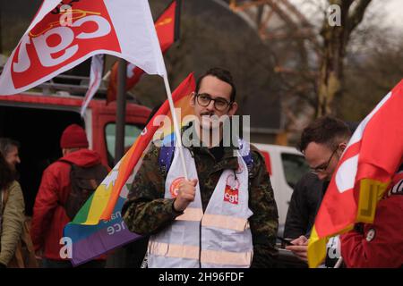 Parigi, Francia. 4 Dic 2021.The CGT Union prima di dimostrare, detiene un ufficio di assunzione, con il comitato dei disoccupati per settori privi di personale, sono presenti i Cheminos, la Poste, Healt. Parigi, Francia, il 04 dicembre 2021. Photo by Pierrick Villette/ABACAPRESS.COM Credit: Abaca Press/Alamy Live News Foto Stock