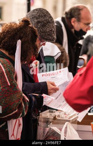 Parigi, Francia. 4 Dic 2021.The CGT Union prima di dimostrare, detiene un ufficio di assunzione, con il comitato dei disoccupati per settori privi di personale, sono presenti i Cheminos, la Poste, Healt. Parigi, Francia, il 04 dicembre 2021. Photo by Pierrick Villette/ABACAPRESS.COM Credit: Abaca Press/Alamy Live News Foto Stock