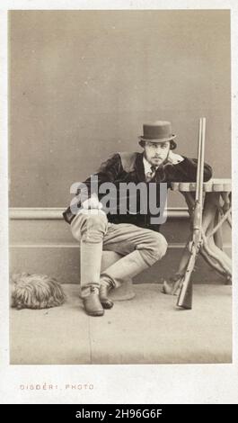 Ritratto di Alfred, Duca di Edimburgo (1844-1900), seduto accanto ad un fucile, 1866. Fotografia di André-Adolphe-Eugène Disdéri (1819-1889) Foto Stock