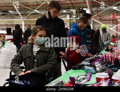 Westfield, Massachusetts, Stati Uniti. 3 dicembre 2021. I bambini e le famiglie dei membri della 104th Fighter Wing si riuniscono per celebrare le festività del 3 dicembre 2021 presso la base della Guardia Nazionale aerea di Barnes, Massachusetts. Le feste serali consistevano di regali, luci di festa, e una visita da Santa. Credit: Sara Kolinski/U.S. National Guard/ZUMA Press Wire Service/ZUMAPRESS.com/Alamy Live News Foto Stock