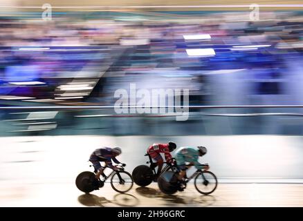 Nicholas Paul di Trinidad e Tobago (al centro) e Harrie Lavreysen dei Paesi Bassi (a destra) nella semifinale Heat 1 di Sprint maschile durante il quarto round della UCI Track Champions League 2021 al Lee Valley VeloPark, Londra. Data foto: Sabato 4 dicembre 2021. Foto Stock