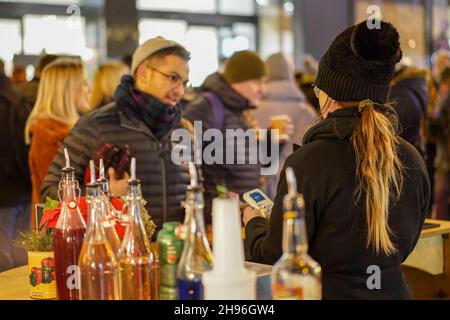 Worcester, Regno Unito. 4 dicembre 2021. Worcester Victorian Christmas Fayre è ora in pieno swing il primo fine settimana di dicembre. Le strade sono piene di gente che gode di una serie di bancarelle che offrono regali e cibo. Credit: Lee Hudson/Alamy Live News Foto Stock