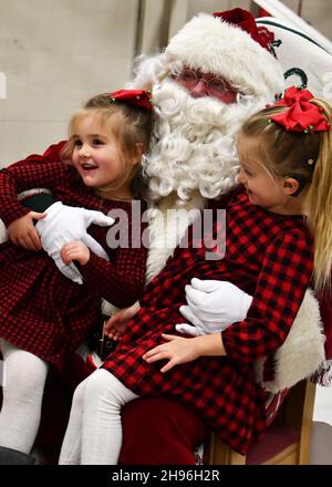 Westfield, Massachusetts, Stati Uniti. 3 dicembre 2021. I bambini e le famiglie dei membri della 104th Fighter Wing si riuniscono per celebrare le festività del 3 dicembre 2021 presso la base della Guardia Nazionale aerea di Barnes, Massachusetts. Le feste serali consistevano di regali, luci di festa, e una visita da Santa. Credit: Sara Kolinski/U.S. National Guard/ZUMA Press Wire Service/ZUMAPRESS.com/Alamy Live News Foto Stock