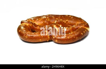 Pretzel bavarese di sale isolato su sfondo bianco Foto Stock