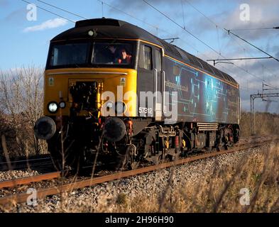 La locomotiva diesel di classe 57 57312 del gruppo Rail Operations si dirige a nord da Northampton sulla linea principale della costa occidentale Foto Stock